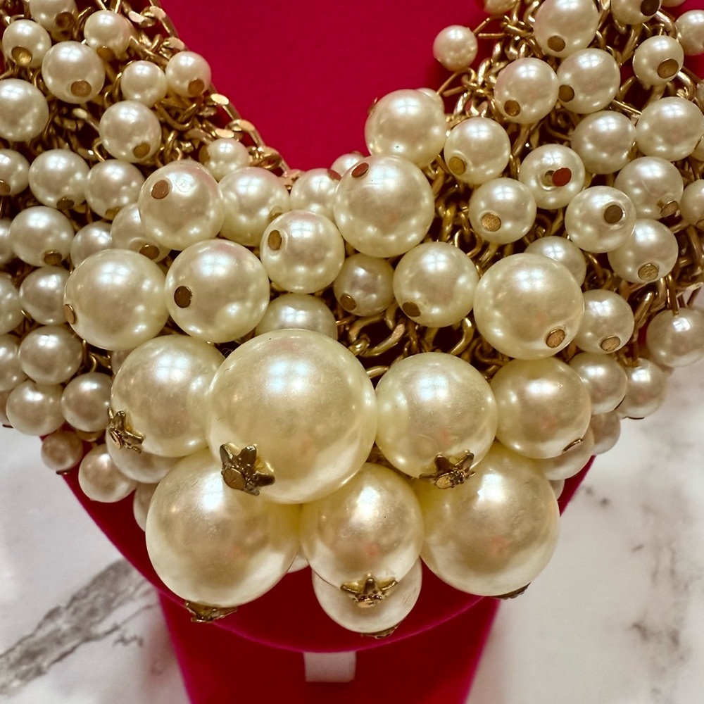 Elegant Pearl and Gold Statement Necklace - Picture 4 of 6
